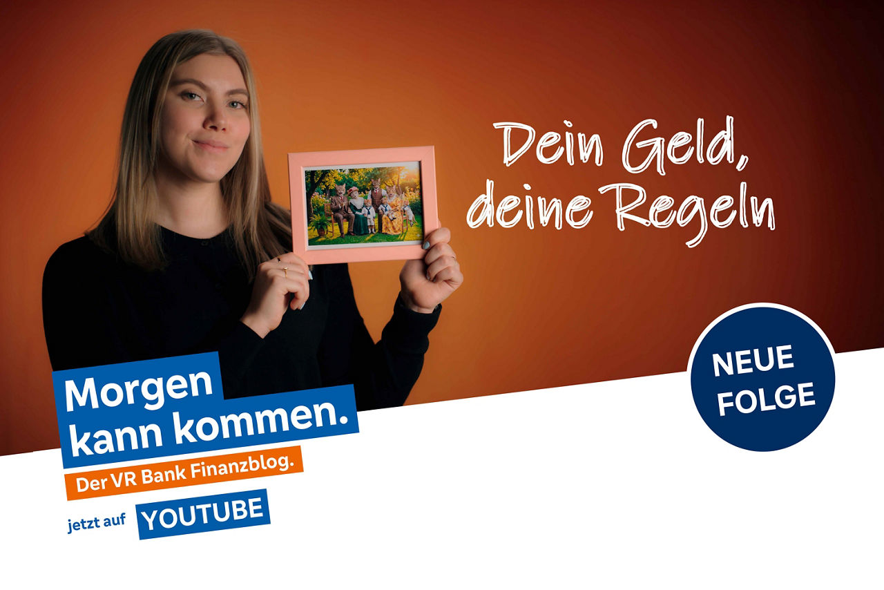 Eine Frau zeigt einen Fotorahmen