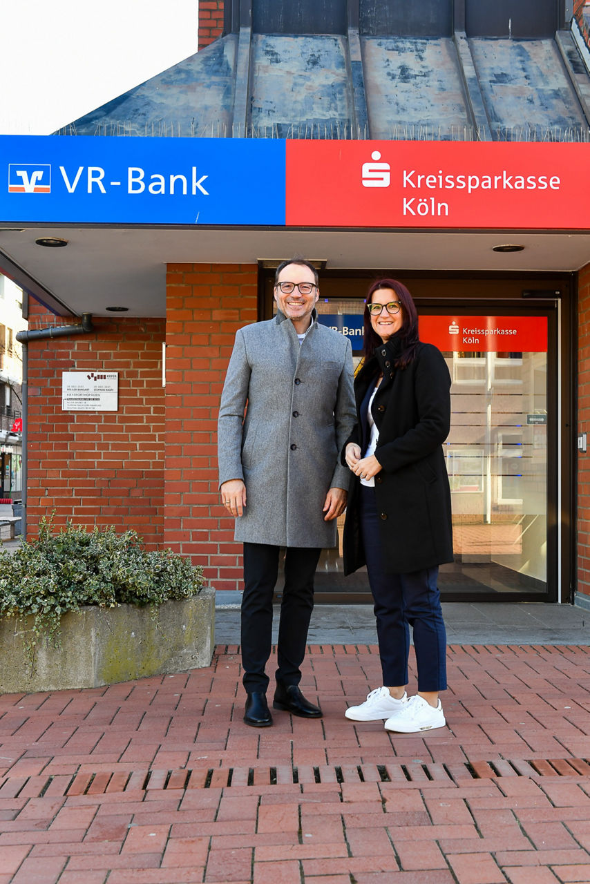 © Foto: VR-Bank Bonn Rhein-Sieg eG Bildunterschrift v.l.: Mirko Staut, stellvertretender Bereichsdirektor Regionaler Vertrieb bei der VR-Bank Bonn Rhein-Sieg eG, und Michaela Klimke, Regionaldirektorin der Kreissparkasse Köln