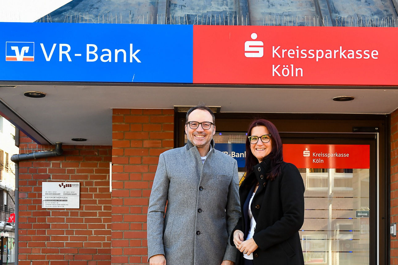 © Foto: VR-Bank Bonn Rhein-Sieg eG Bildunterschrift v.l.: Mirko Staut, stellvertretender Bereichsdirektor Regionaler Vertrieb bei der VR-Bank Bonn Rhein-Sieg eG, und Michaela Klimke, Regionaldirektorin der Kreissparkasse Köln