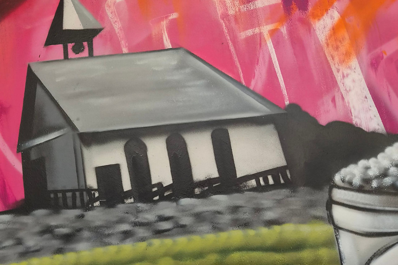 Gemälde einer Kirche vor farbigem Hintergrund, künstlerische Darstellung mit abstrakten Elementen