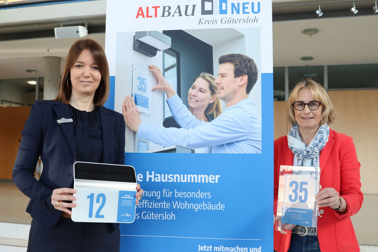 Landrätin Ina Laukötter und Ulla Thering rufen zur Teilnahme am Wettbewerb "Blaue Hausnummer" auf.
