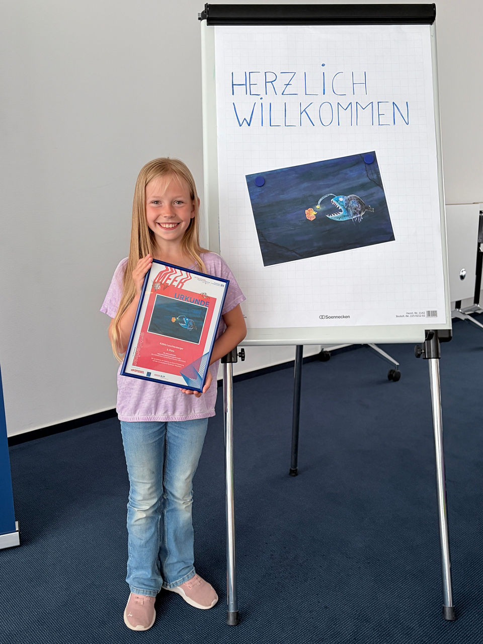 Käthie mit Urkunde für ihr Anglerfisch-Bild