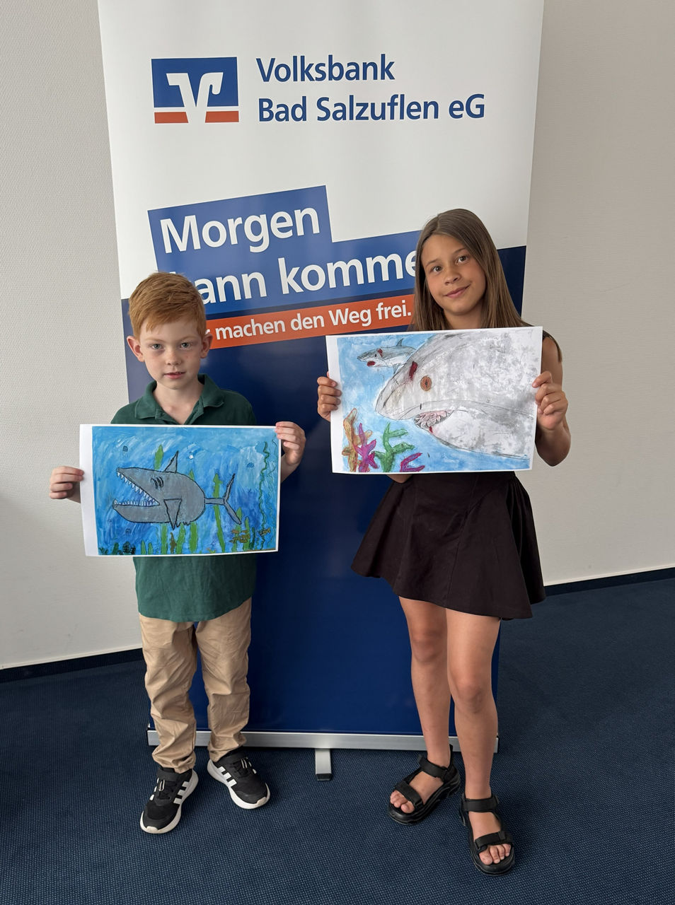 Paul und Miia präsentieren ihre Kunstwerke.