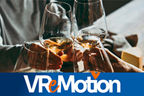 Großes VR eMotion Logo, darunter ein Foto von zwei Gin-Cocktails