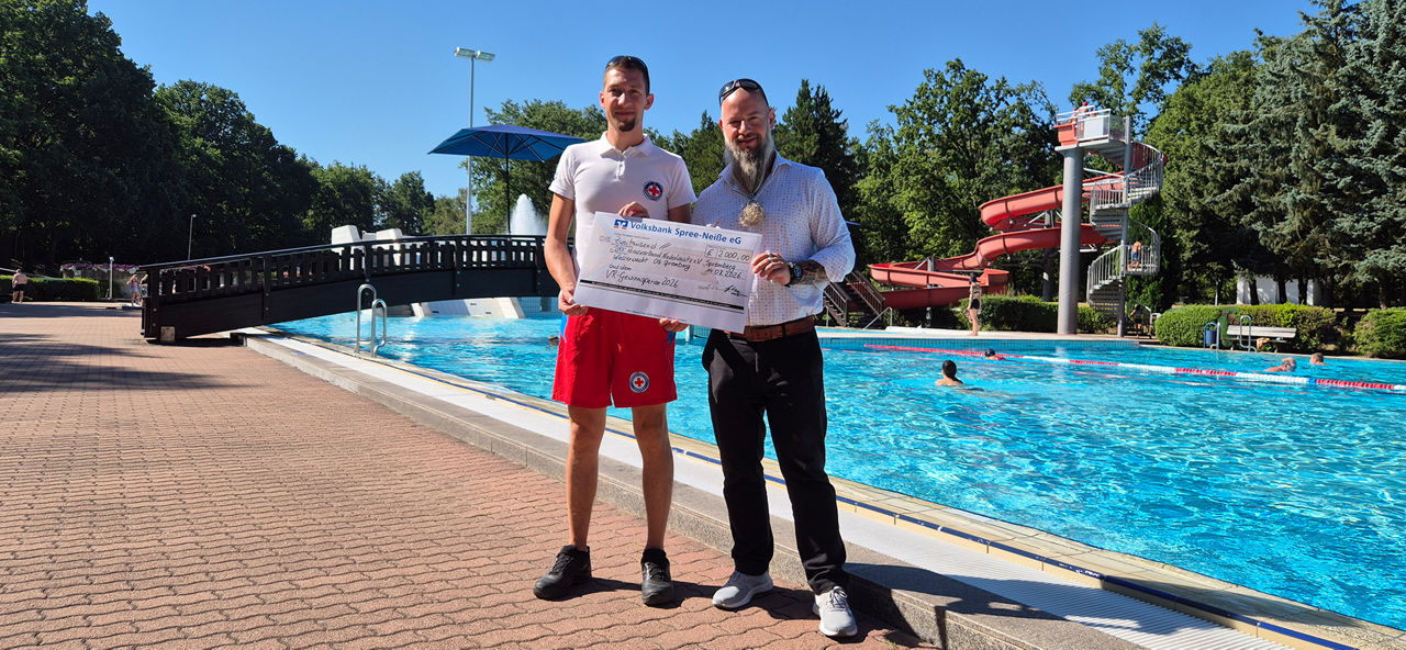 Teamleiter Thomas Schatter und Moritz Zweig (Leiter der Wasserwacht) bstehen vor einem Schwimmerbecken