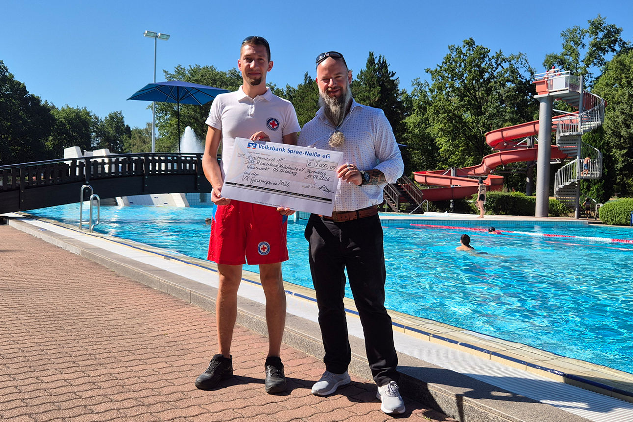 Teamleiter Thomas Schatter und Moritz Zweig (Leiter Wasserwacht) vor einem Schwimmbecken