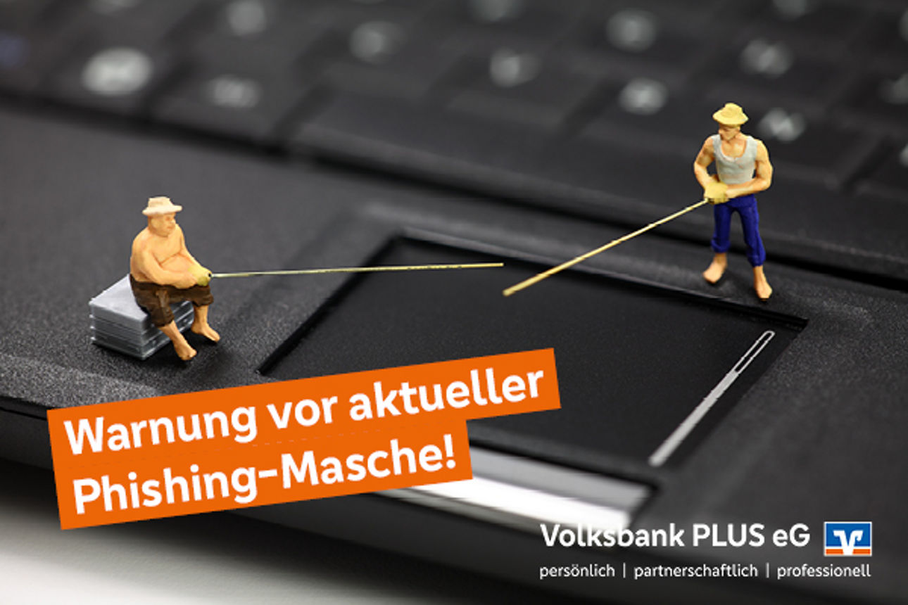 Zwei Spielzeugfiguren fischen mit Angelruten auf einer großen Laptop-Tastatur