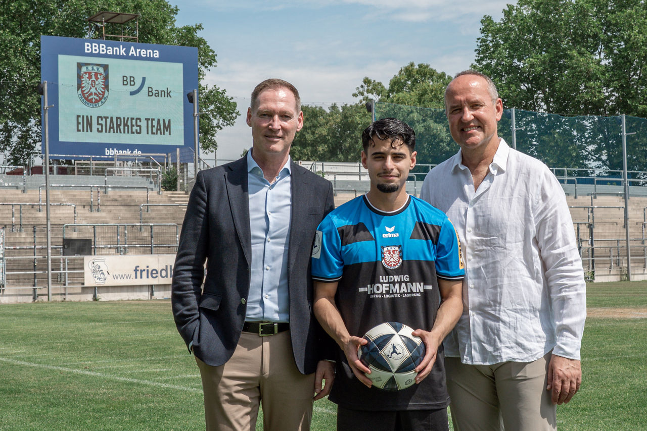 Von links: Oliver Lüsch (CEO der BBBank), Ismail Harnafi (Spieler des FSV Frankfurt) und Robert Lempka (CEO der FSV Frankfurt