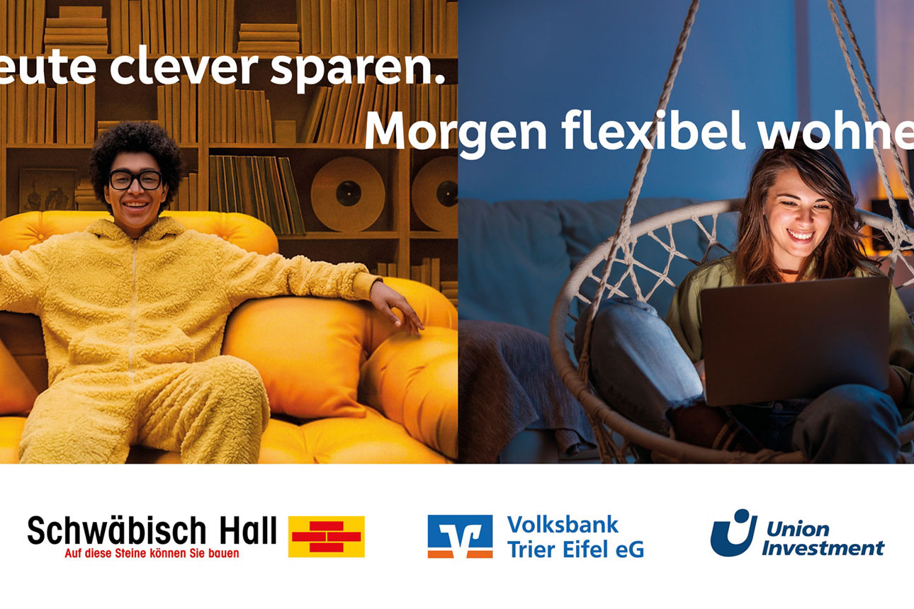 Zweigeteiltes  Bild mit jeweils einer jungen Frau und einem jungen Mann, die lachend auf einem Sofa und einer Schaukel sitzen