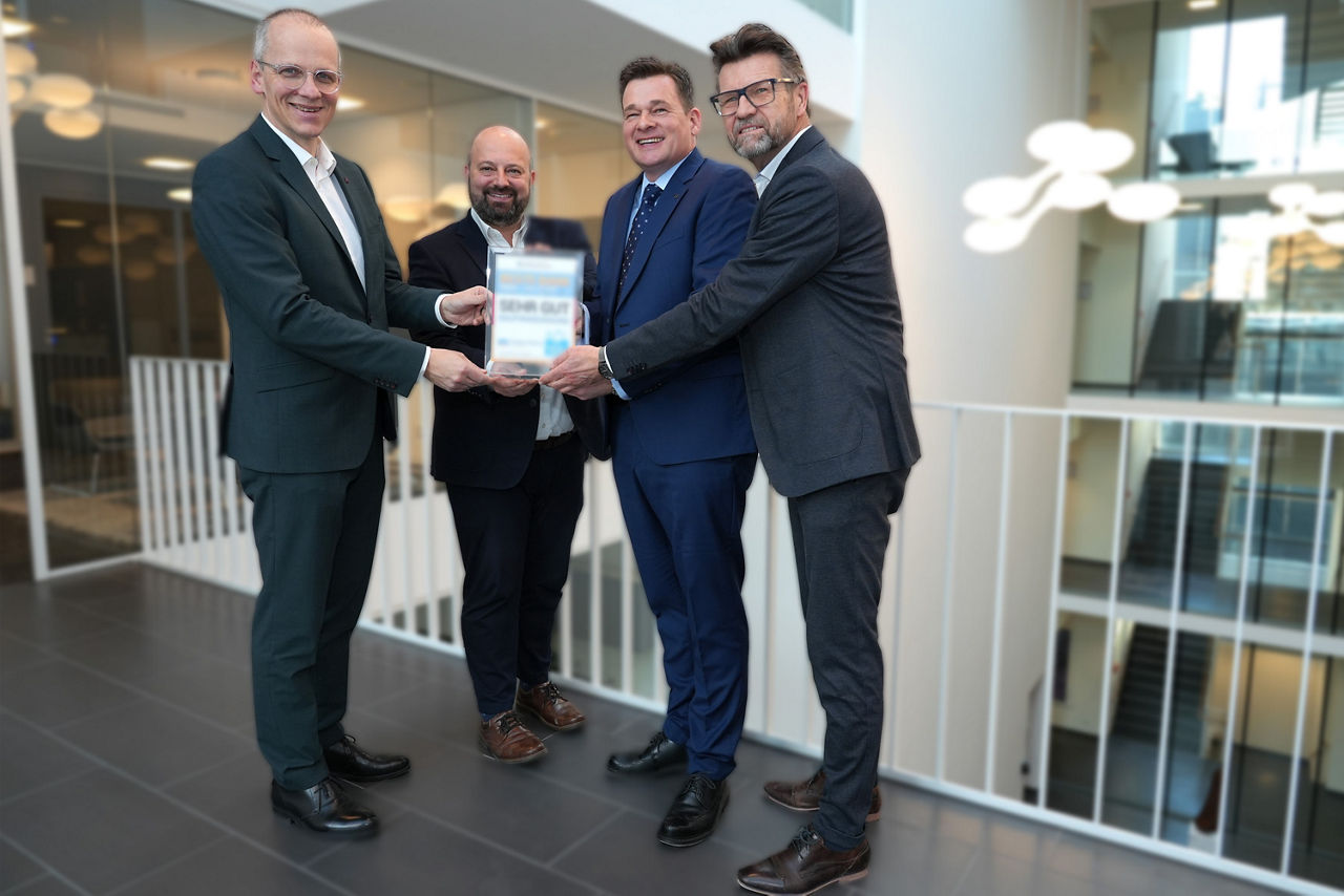 Übergabe Auszeichnung "Sehr gut in der Baufinanzierung". Zu sehen sind von links nach rechts: Kurt Abele, Michael Rieger, Kai Fürderer, Ralf Baumbusch. 