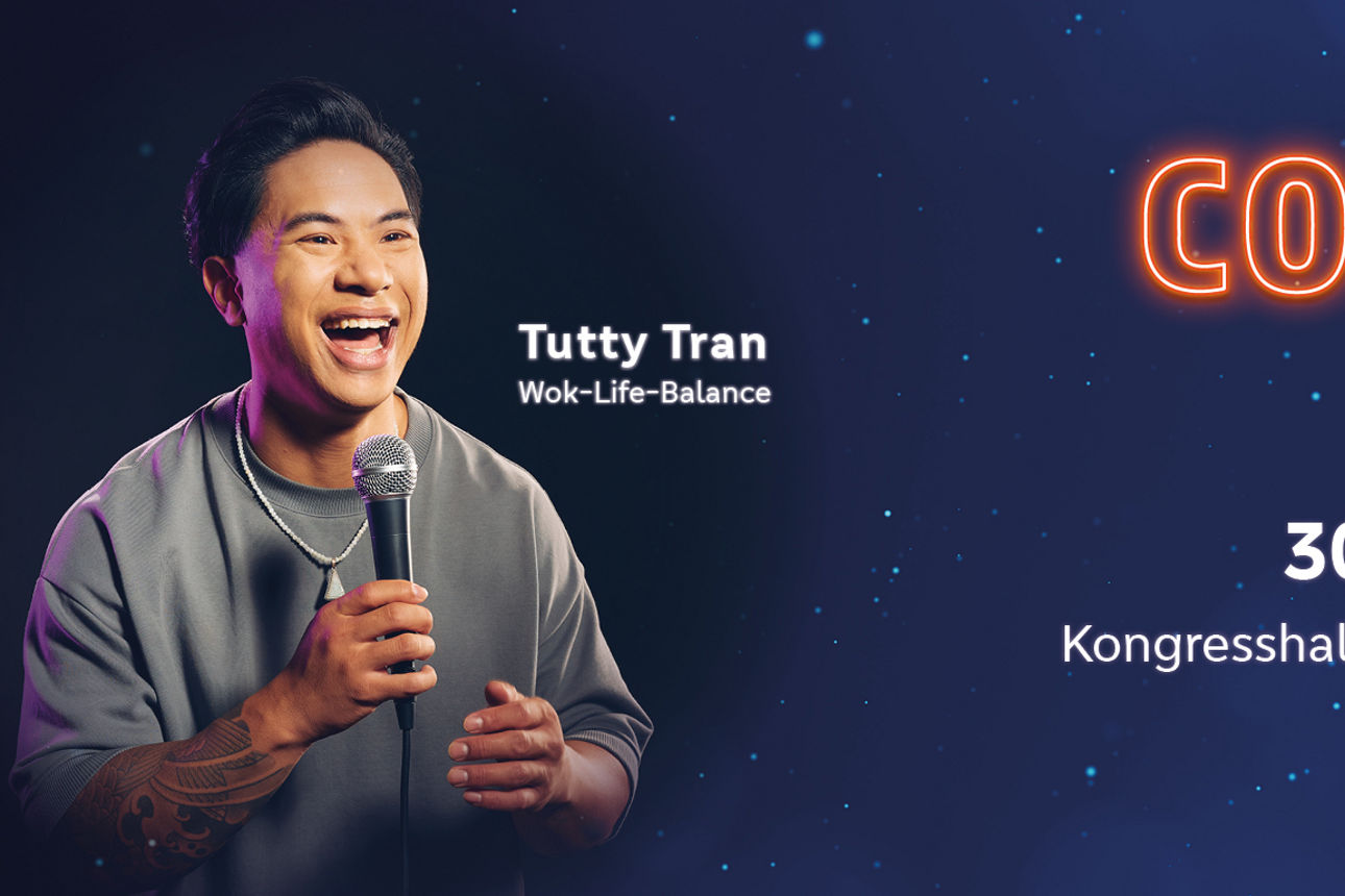 Tutty Tran mit Mikrofon mit Termin 30.10.2026 Comedy Night