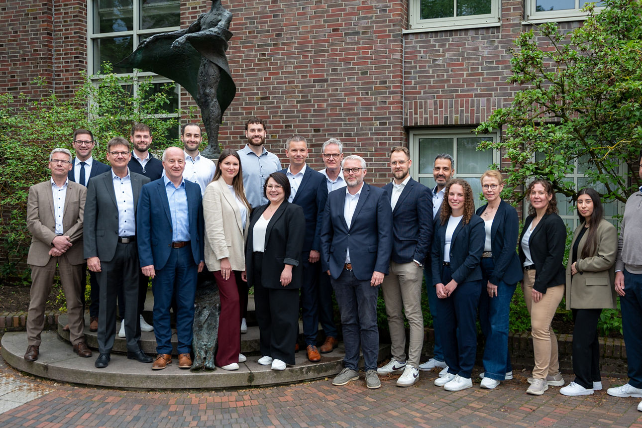 Firmenkundenteam der Volksbank Uelzen-Salzwedel steht auf dem Balkon und schaut in die Kamera