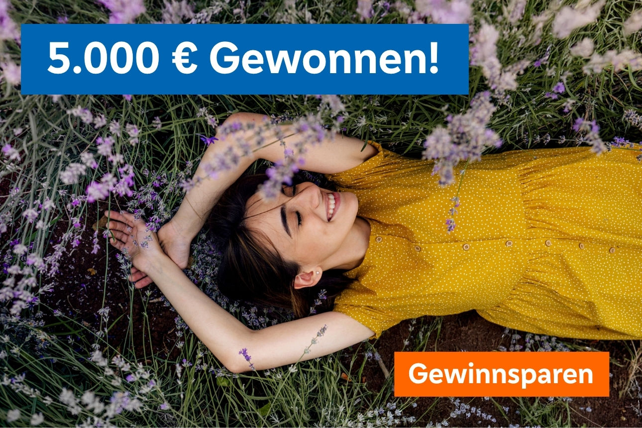Person liegt in einem Blumenfeld. Im Bild steht: ‚5.000 € gewonnen!‘ sowie ‚Gewinnsparen‘.