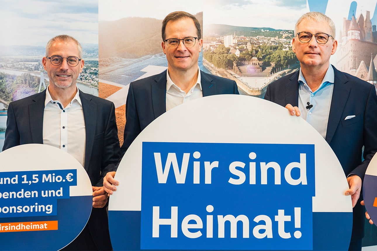 Vier Männer vor regionalen Landschaftsfotos bei Bilanzpressekonferenz der VR Bank RheinAhrEifel eG
