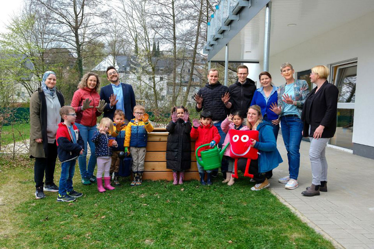Kinder der Stepke-KiTa und Vertreter der Volksbank Sauerland