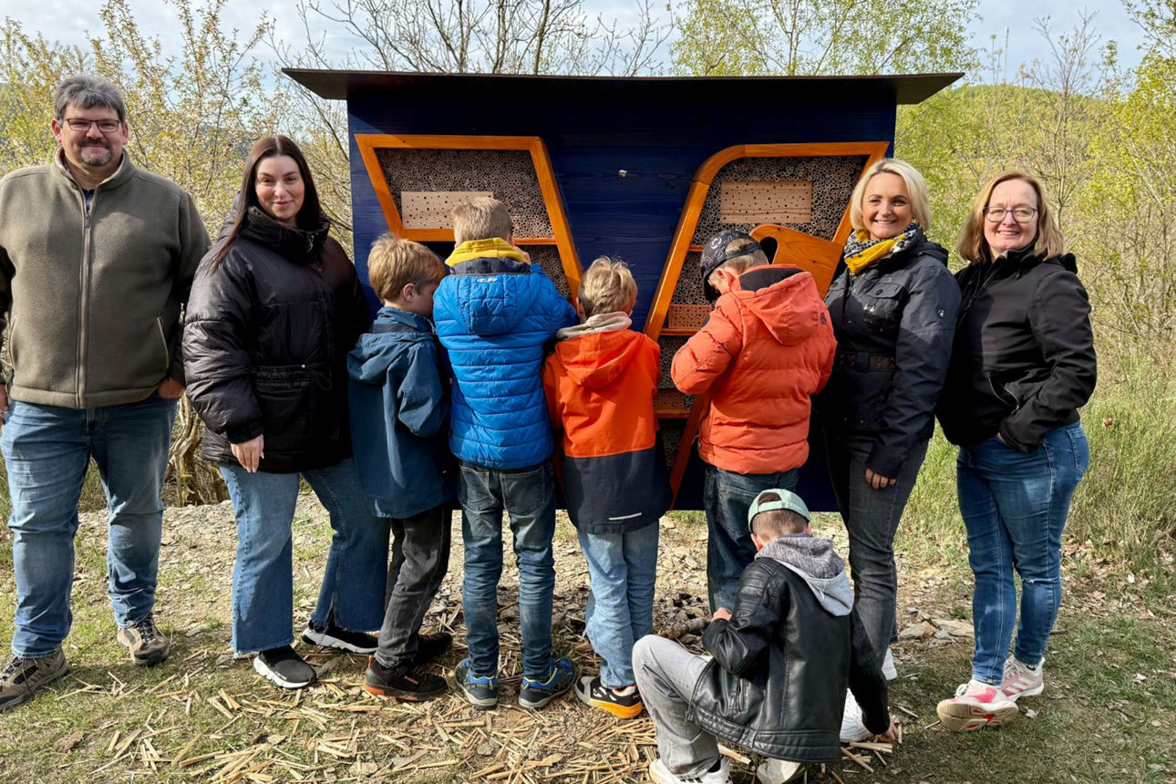 Das neue Insektenhotel wird gemeinsam mit den Schülerinnen und Schülern der Grundschule Kirchhundem befüllt