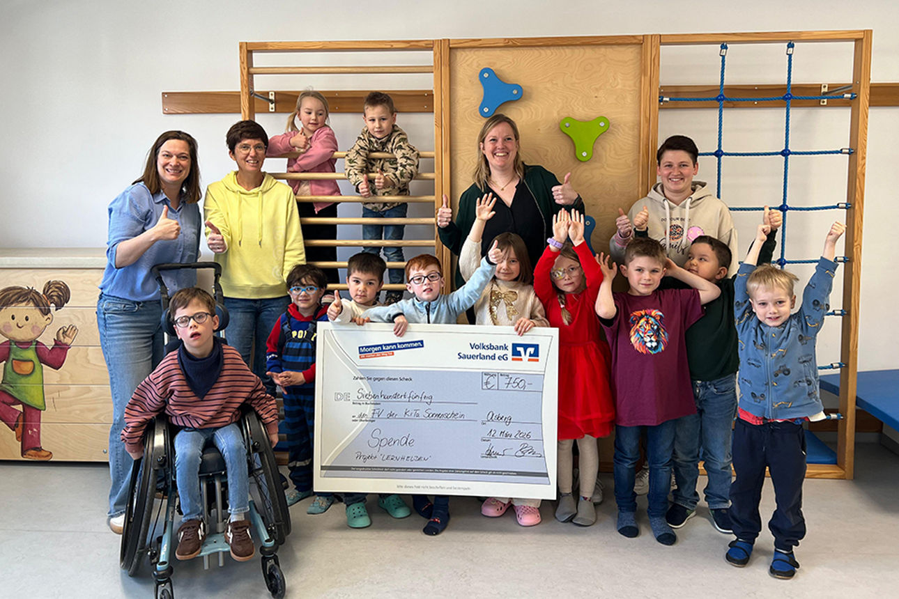 Kinder und Erzieherinnen der Kita Sonnenschein halten Riesenscheck in den Händen