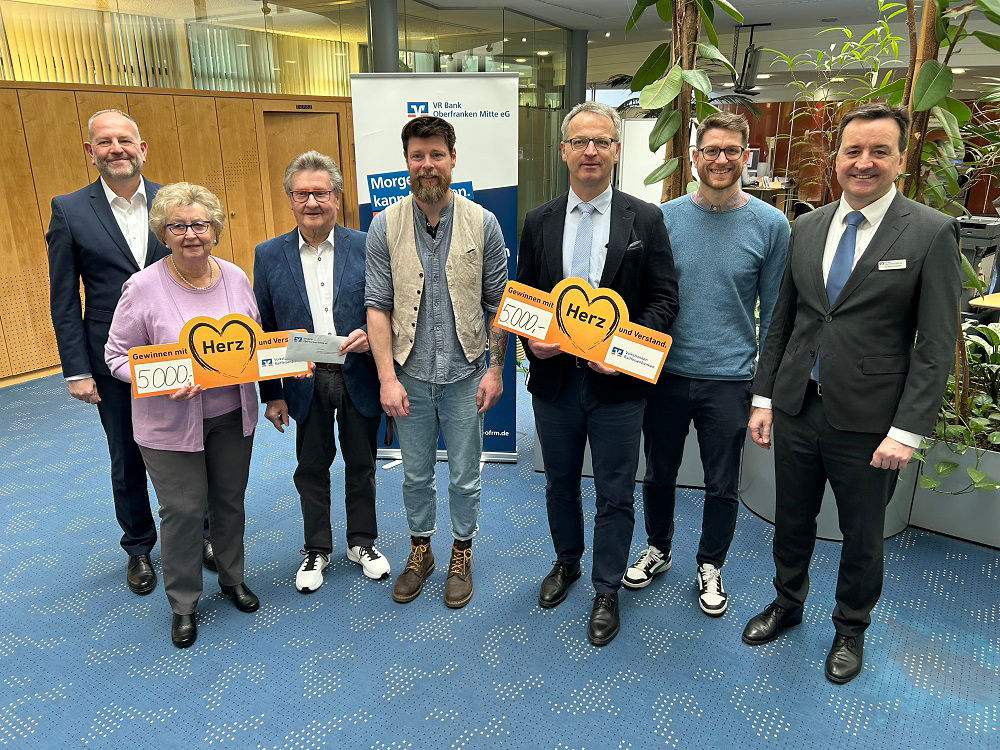 Spendenübergabe an die Geschwister-Gummi-Stiftung und 1.000 Herzen für Kronac