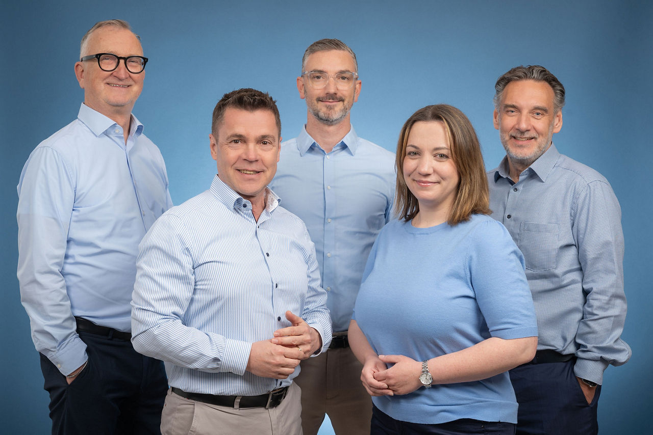 vier Männer und eine Frau auf einem Gruppenbild