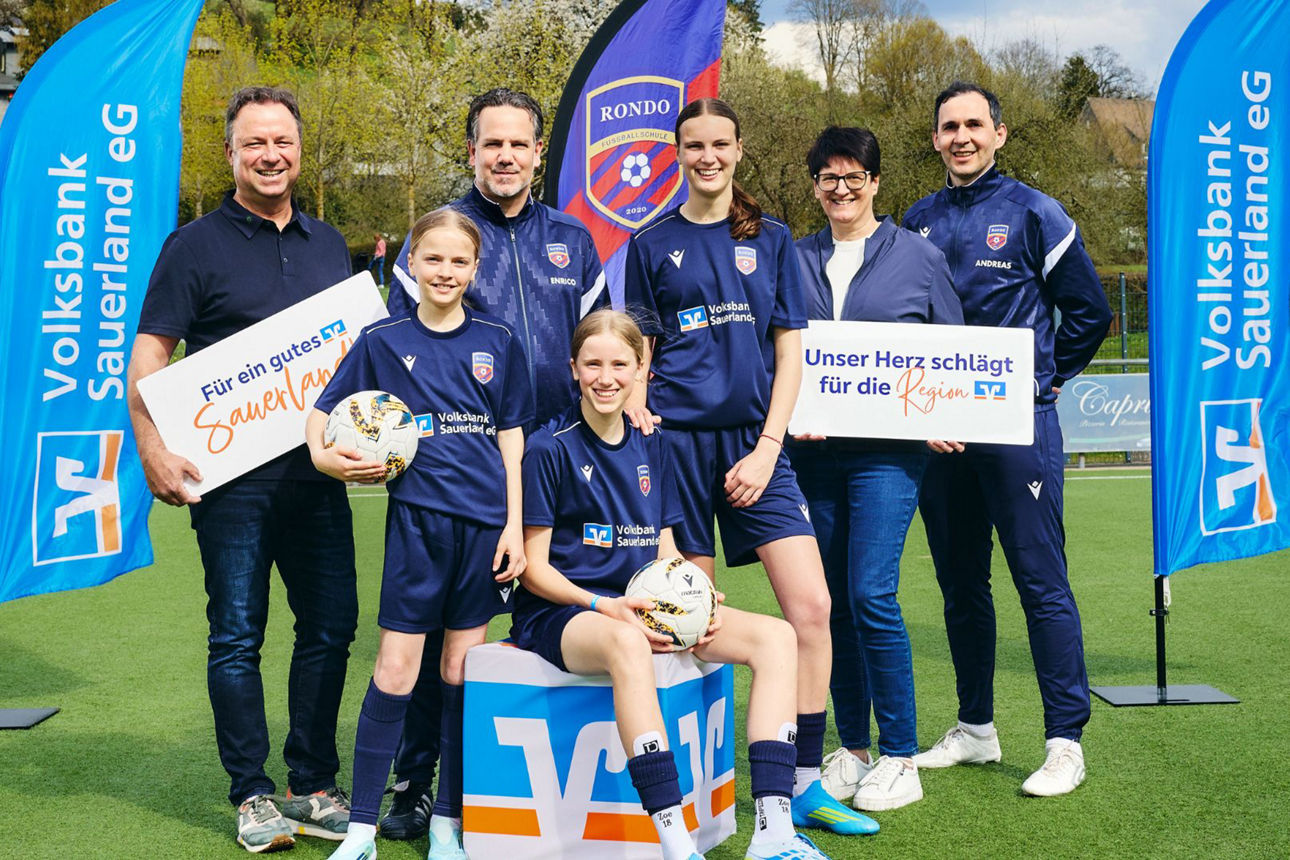 Vertreter der Rondo Fußballschule und der Volksbank Sauerland eG