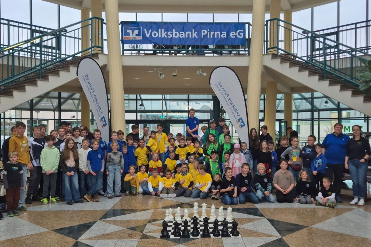 85 Teilnehmer nahmen an der Schulschachmeisterschaft teil - Gruppenbild