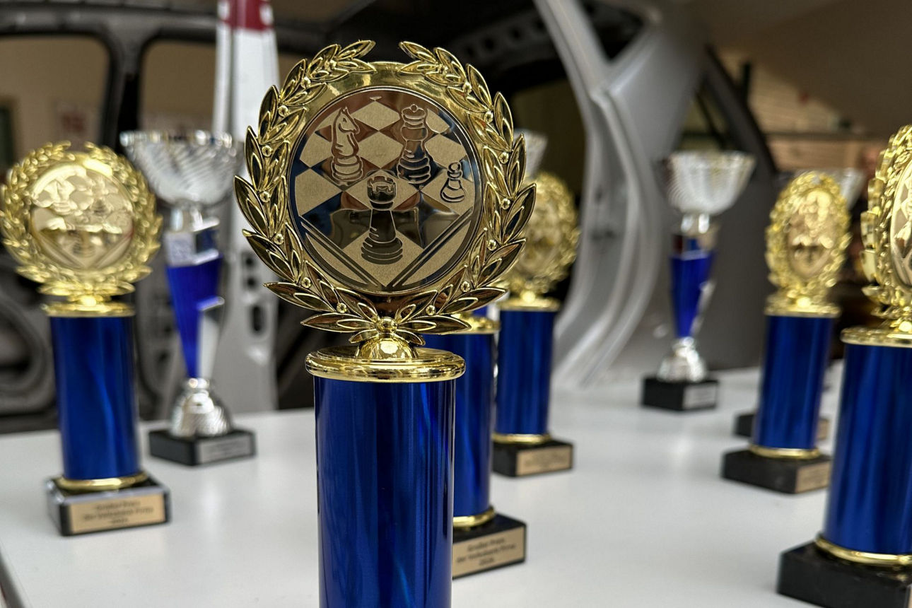 Pokale der Schulschachmeisterschaft stehen bereit