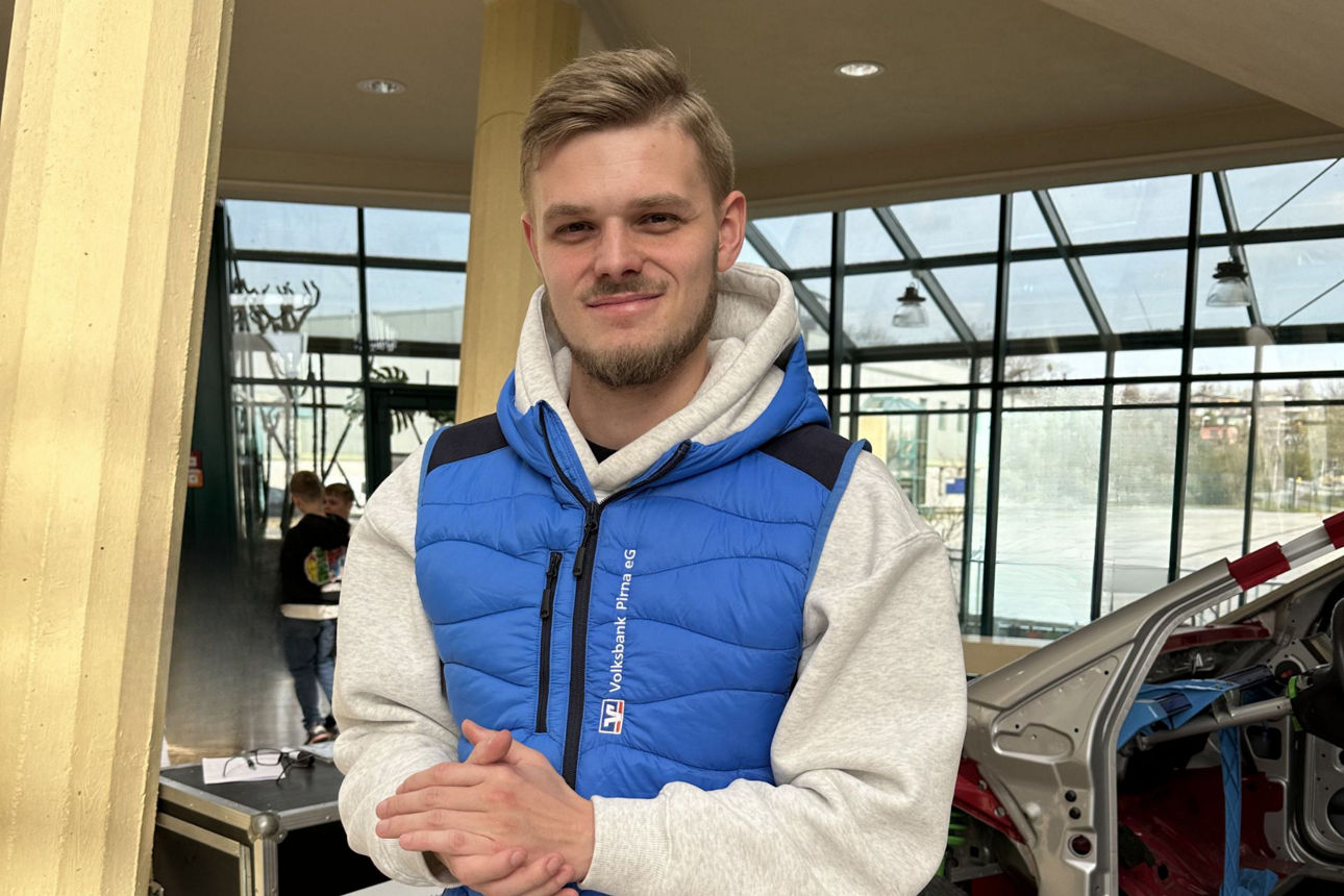 Junger Mann in blauer Volksbank-Weste