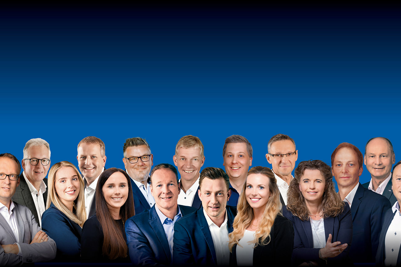 Mitarbeiter vor einem blauen Hintergrund