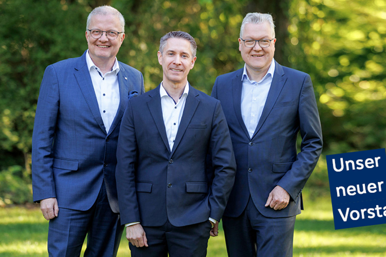 Drei Bankvorstände als Gruppe in sommerlichem Garten
