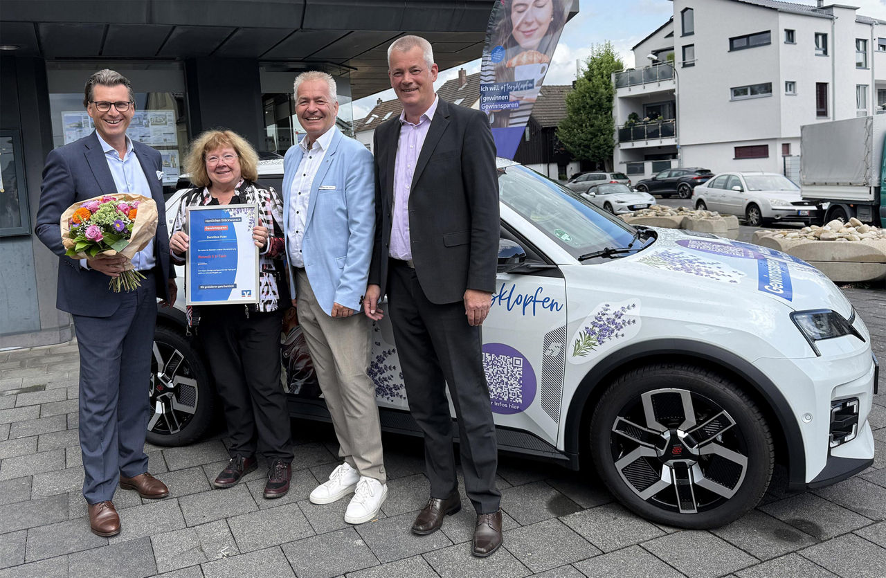 Das Foto zeigt v. l.: Vorstandsmitglied Mathias Lutz, Gewinnerin Dorothea Hues, Regionaldirektor Michael Dalmus und Kundenberater Jörg Severt