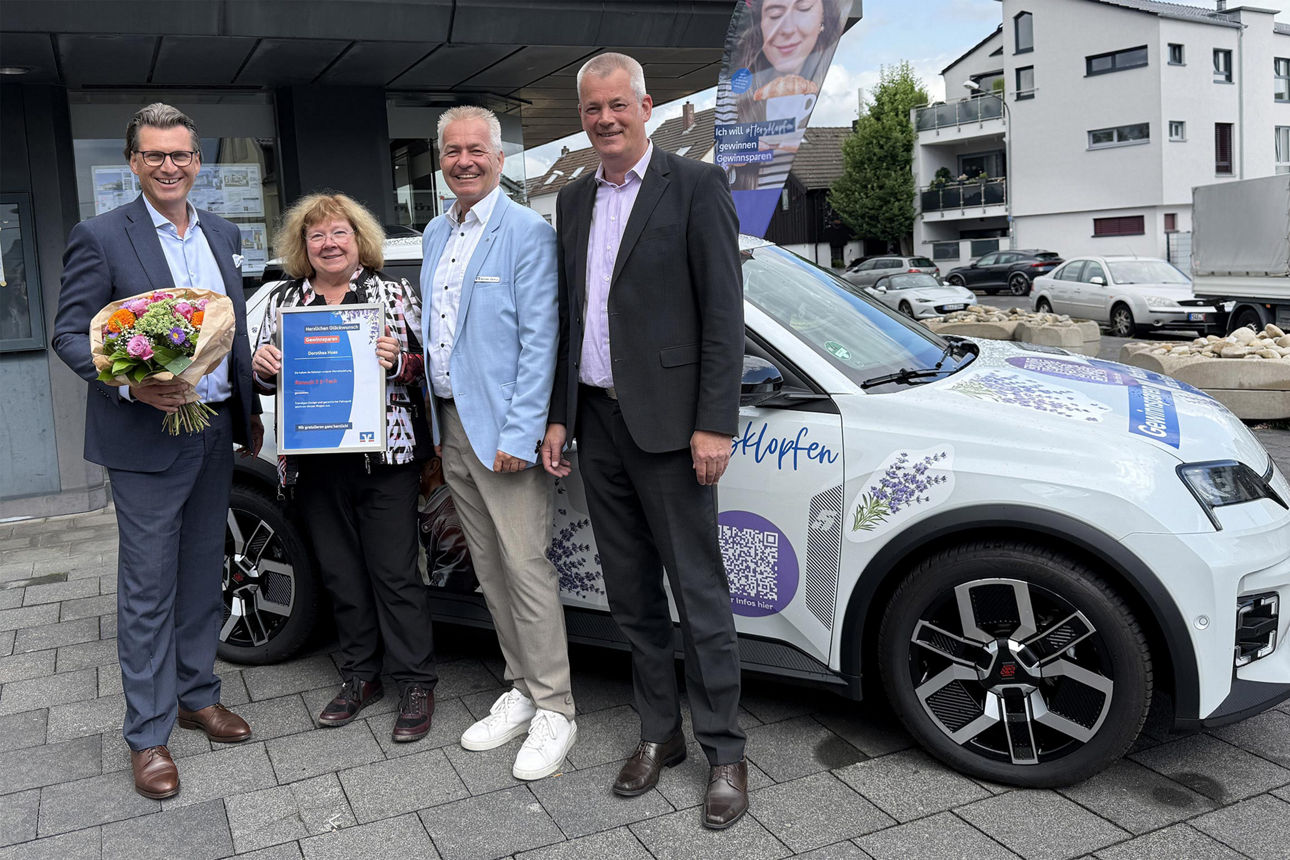 Das Foto zeigt v. l.: Vorstandsmitglied Mathias Lutz, Gewinnerin Dorothea Hues, Regionaldirektor Michael Dalmus und Kundenberater Jörg Severt