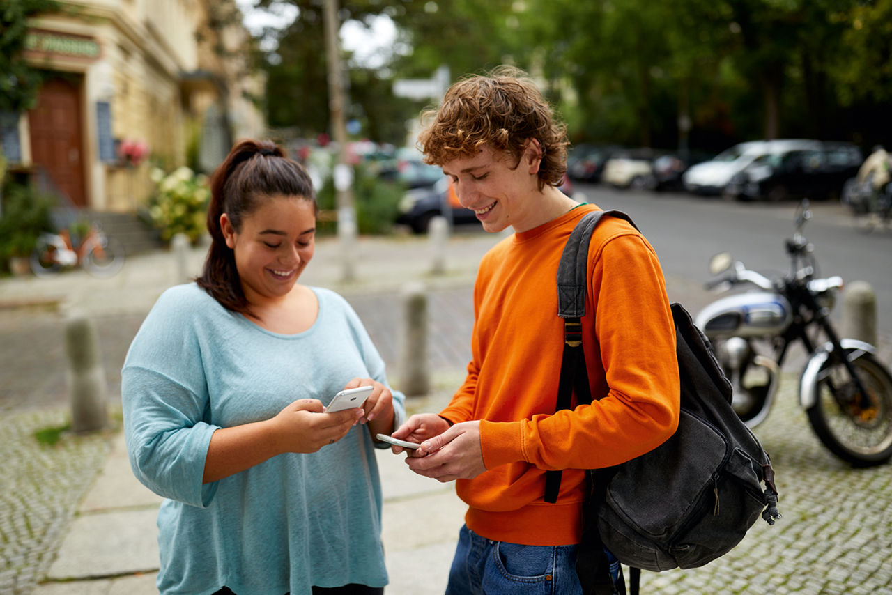 Jugendliche mit dem Smartphone