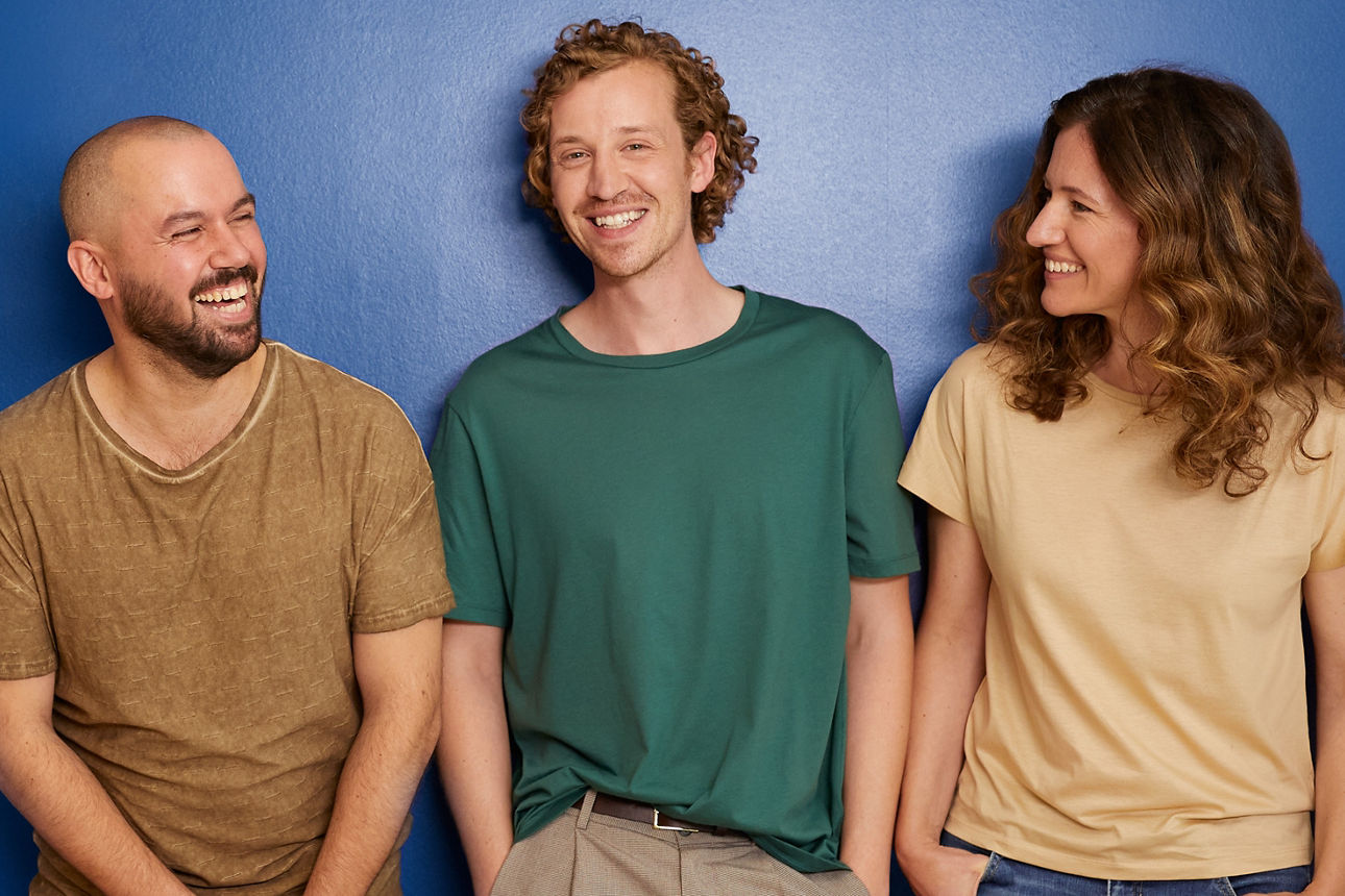 3 Personen vor einer blauen Wand