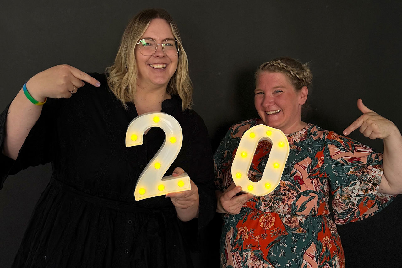 Sophia Schetter und Marina Fengels mit einer 20