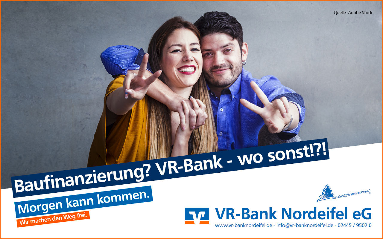 Ein Mann und eine Frau halten sich im Arm und lächeln in die Kamera