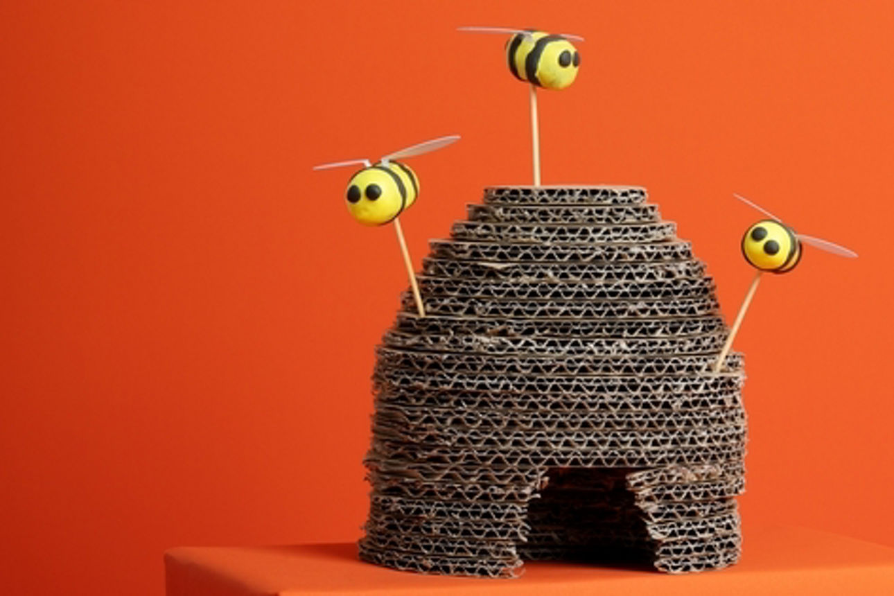 Oranger Hintergrund mit symbolisch abgebildeten Bienstock und drei Bienen.