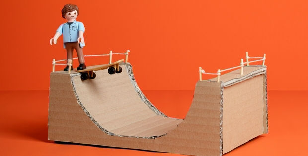 Oranger Hintergrund mit symbolisch abgebildeter Halfpipe mit Skater.