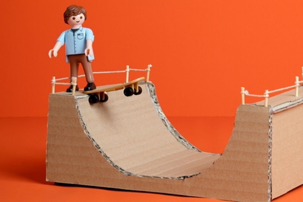 Oranger Hintergrund mit symbolisch abgebildeter Halfpipe mit Skater.
