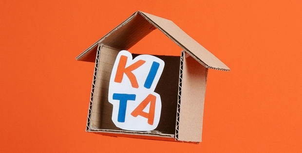 Oranger Hintergrund mit symbolisch abgelditen Haus und der Aufschrift Kita.