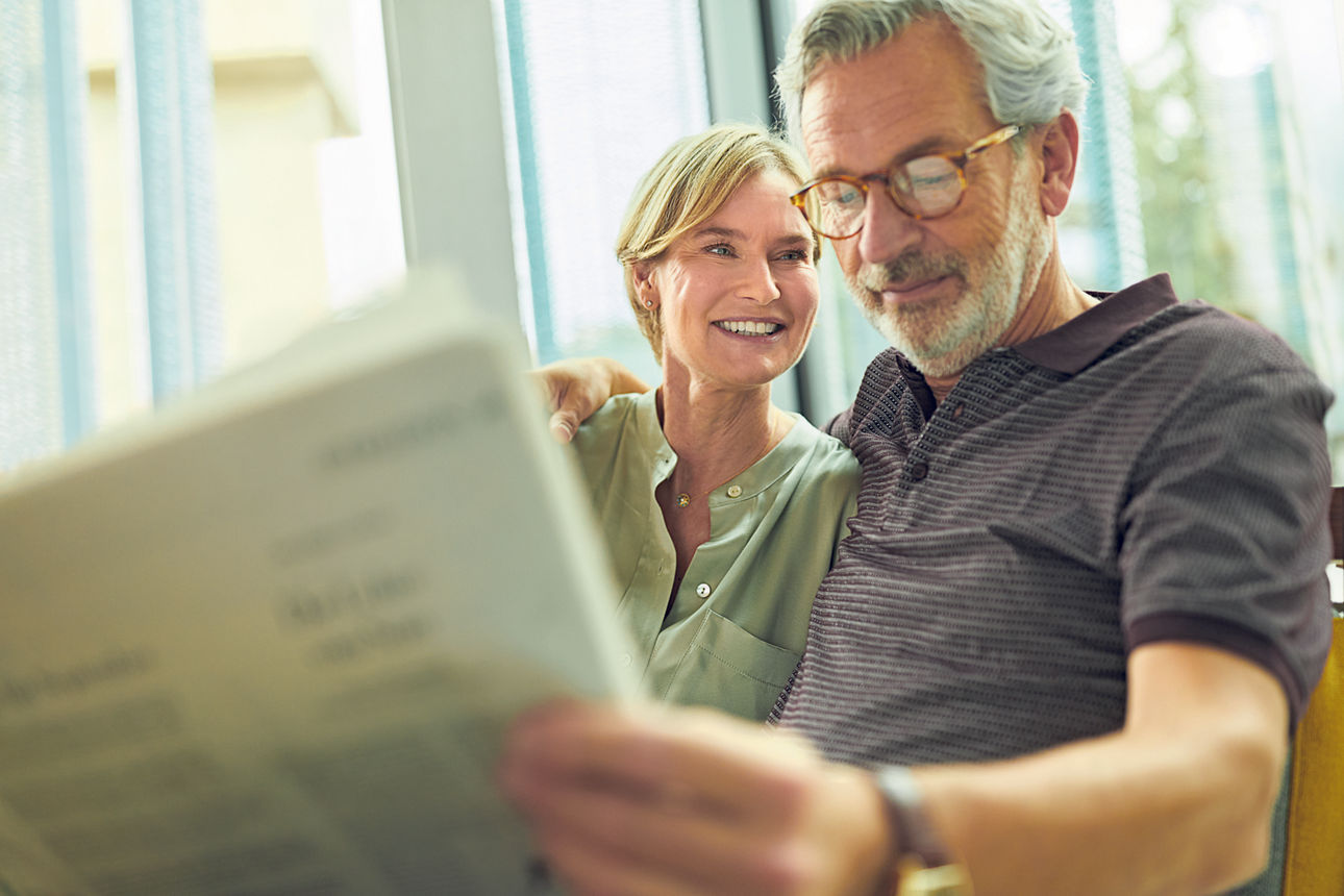 Frau und Mann lesen eine Zeitung