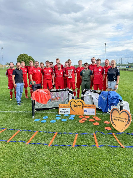 Eine Gruppe von Spielern und Offiziellen, die auf einer Rasenfläche posieren