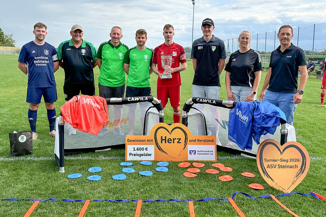 Eine Gruppe von Spielern und Offiziellen, die auf einer Rasenfläche posieren