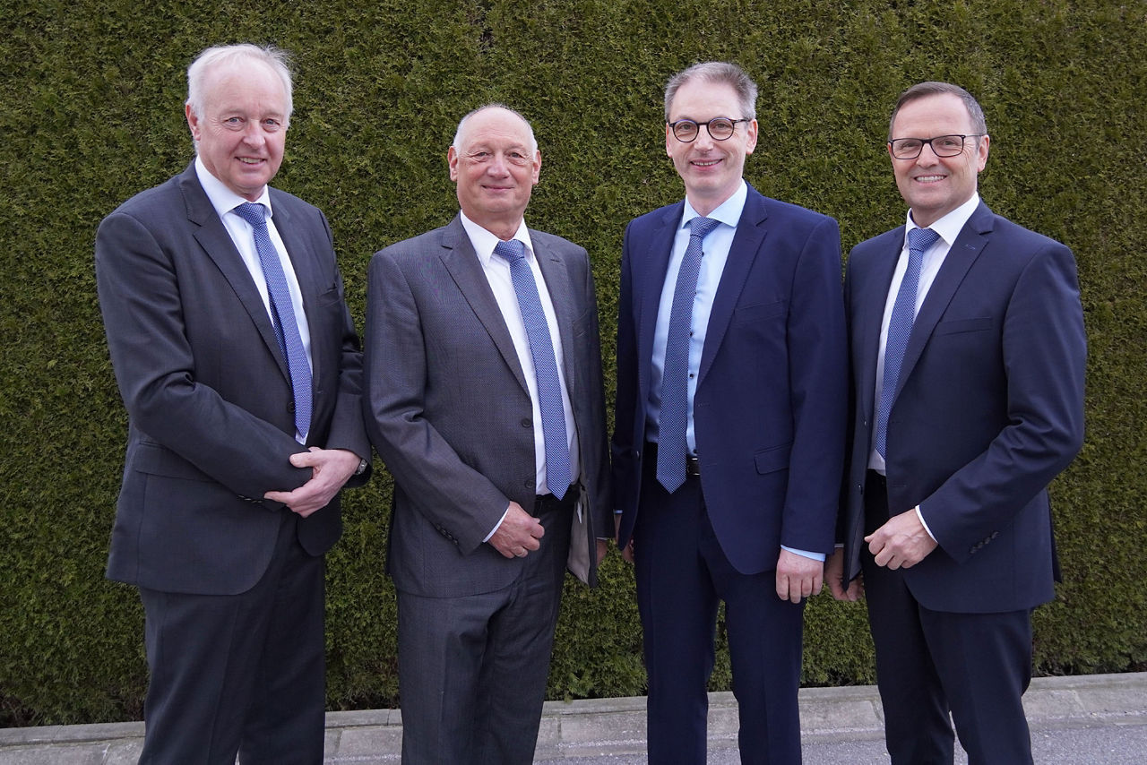 4 Männer in Business-Kleidung