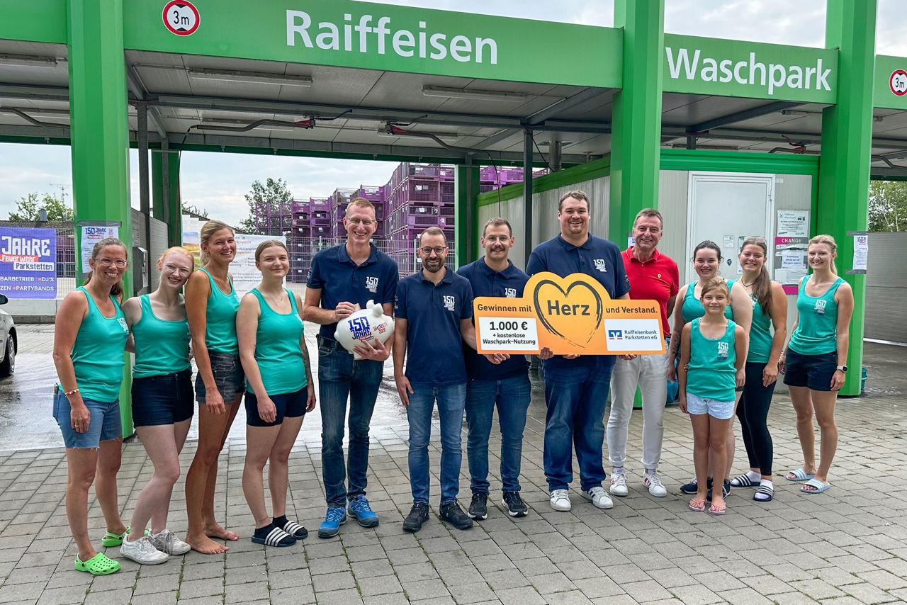 Der Gemeinschaftsgeist leuchtet bei der Autowäsche, als sich eine Gruppe für eine Spende versammelt.