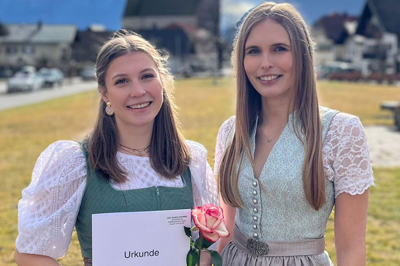 Zwei Frauen bei der Gratulation des Abschlusses der Ausbildung zur Bankkauffrau