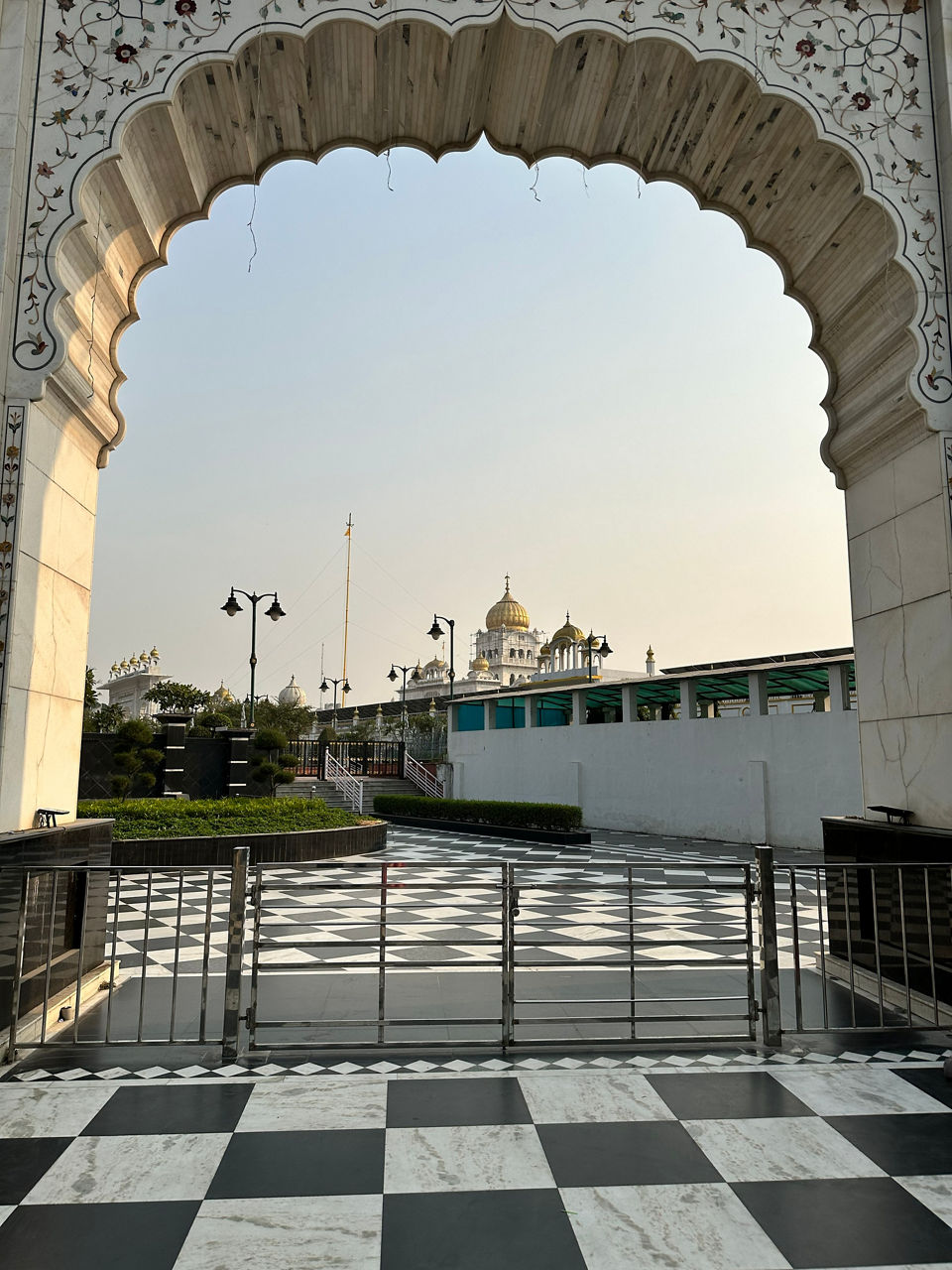 Ein weiß-schwarz karierter Boden führt zu einem eleganten Bogen