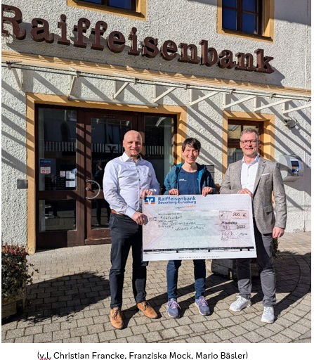 Drei Personen mit 500 €-Scheck für inklusive Klettergruppe des DAV Sektion Wolfratshausen vor Raiffeisenbank