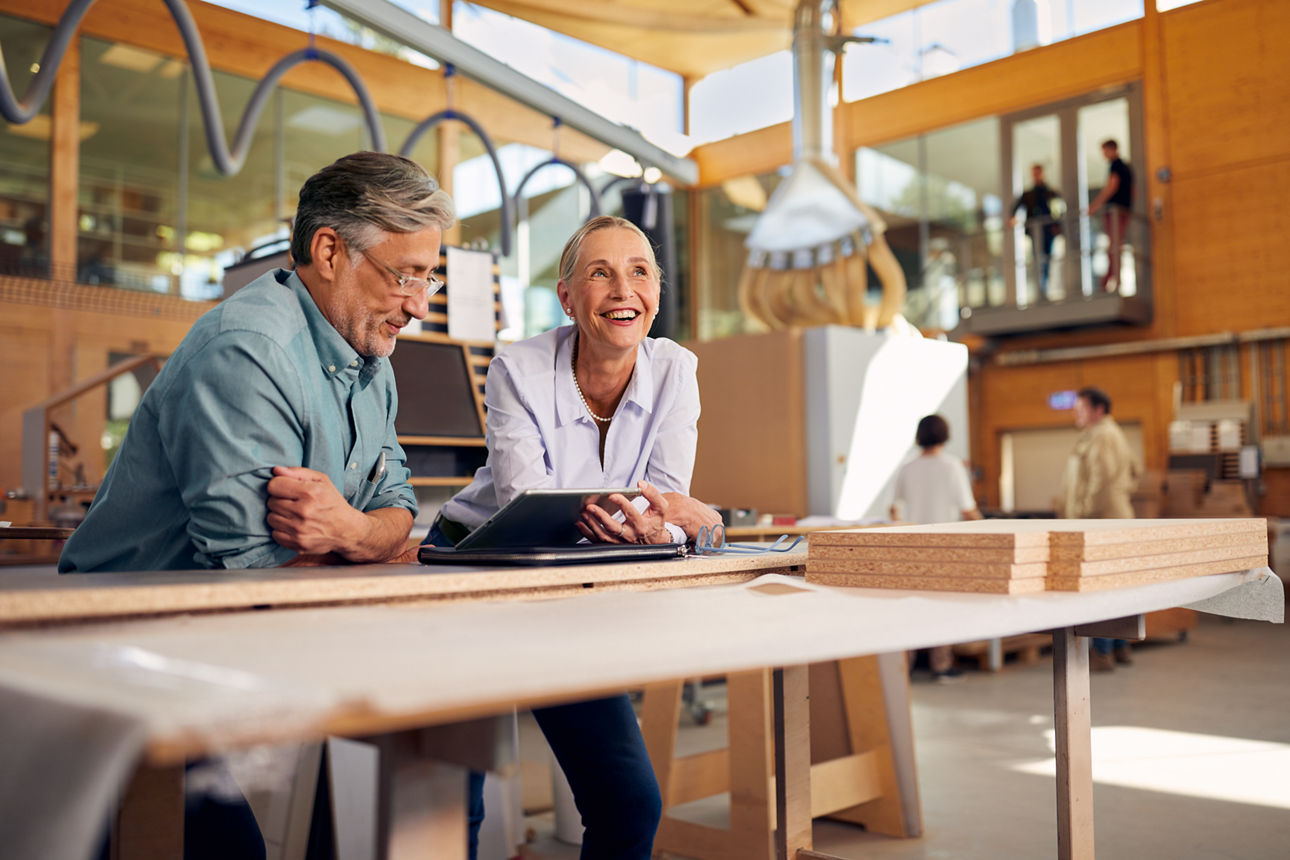 Gewerbekundenberater und Kunde haben einen gemeinsamen Termin in einer Halle