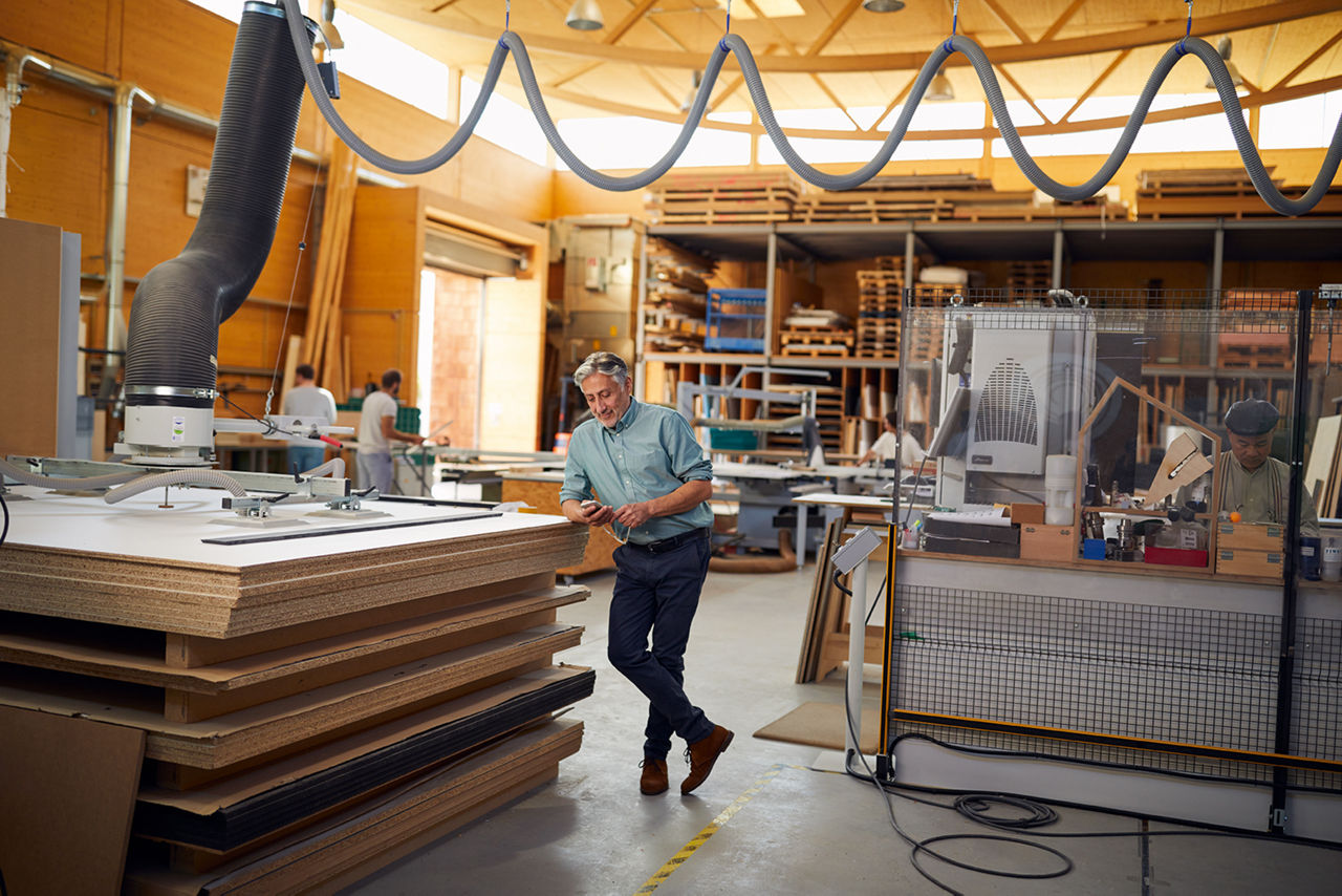 Maschine mit Fliessband in einer Industriehalle