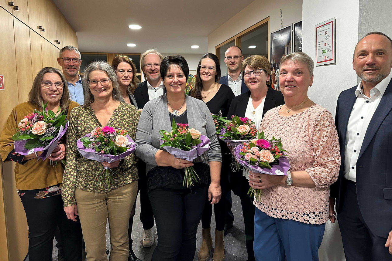 Bild von 11 Mitarbeitern der Raiffeisenbank Haag-Gars-Maitenbeth eG